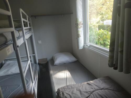 Våningssäng eller våningssängar i ett rum på Camping les Sables