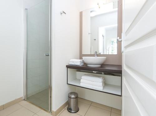 La salle de bains est pourvue d'un lavabo et d'une douche. dans l'établissement Résidence Odalys Terre Marine, à Saint-Pierre-dʼOléron