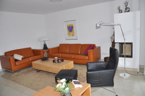 ein Wohnzimmer mit 2 Sofas und einem Tisch in der Unterkunft Avenida Mountain Resort A11 in Kaprun