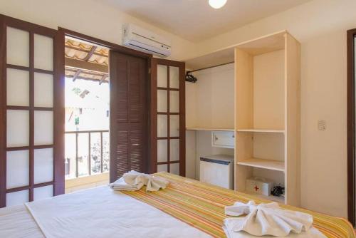 Chale Buzios Praia Rasa tesisinde bir odada yatak veya yataklar