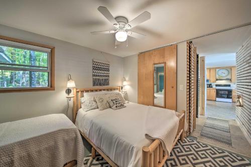 una camera da letto con un letto e un ventilatore a soffitto di Lakefront Home with Deck, Dock, and Water Access! a Liberty