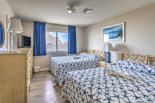 Una habitación de hotel con dos camas y una ventana. en Beach and Boardwalk Access North Myrtle Beach Condo, en Myrtle Beach