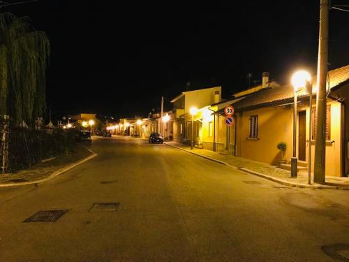 eine leere Straße in der Nacht mit Straßenbeleuchtung in der Unterkunft La Casetta Magliano De Marsi in Magliano deʼ Marsi
