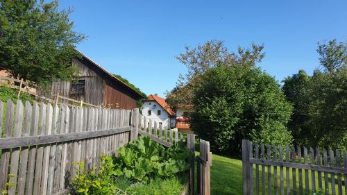 una valla de madera frente a una casa en Apartma Lesjak - pobeg v naravo en Mozirje