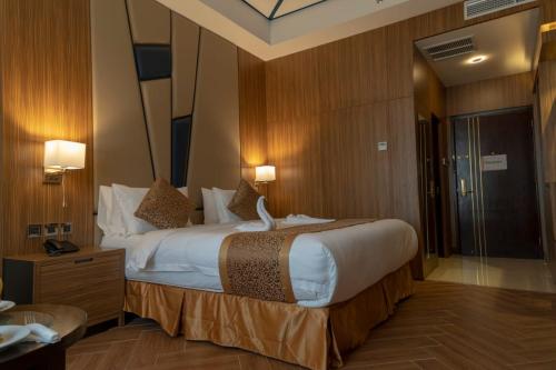 Postel nebo postele na pokoji v ubytování Golden Tower Hotel AlKhobar Corniche