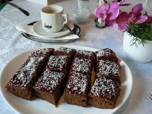 捷克布傑約維采的住宿－米爾托姆旅館，一块白板,上面有四块蛋糕和一杯咖啡