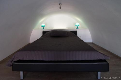 Ce lit se trouve dans un dortoir doté de 2 lampes. dans l'établissement Gîte Citadin Athois, à Ath