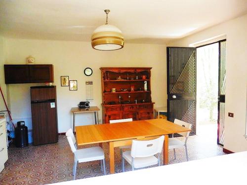 A kitchen or kitchenette at Villa Dei Pini IUN S3571