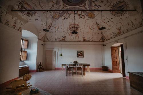 an old room with a table and chairs in it at Abbazia Sette Frati Agriturismo Fratres in Pietrafitta