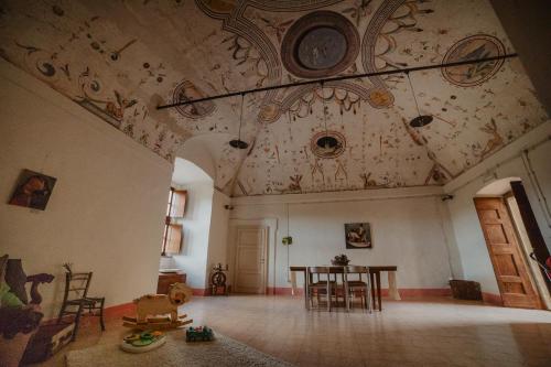 a room with a ceiling with a table and chairs at Abbazia Sette Frati Agriturismo Fratres in Pietrafitta