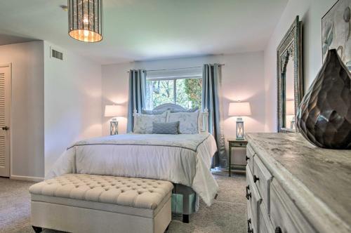 Un pat sau paturi într-o cameră la Ocean Springs Home - Walk to Beach and Downtown!