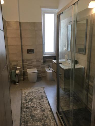 e bagno con doccia, servizi igienici e lavandino. di SAN FRANCESCO Apartment a Torino