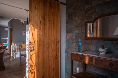 Pokój z drewnianą ścianą i lustrem w obiekcie aroma de la sierra w mieście Villa Serrana