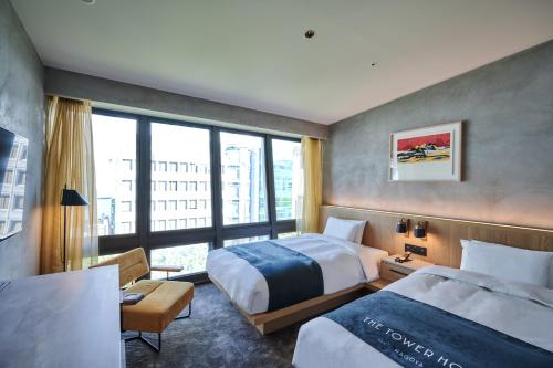 ein Hotelzimmer mit 2 Betten und einem Fenster in der Unterkunft The Tower Hotel Nagoya in Nagoya
