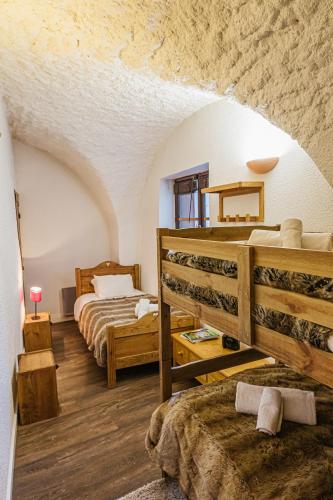 une chambre avec deux lits superposés dans une pièce dans l'établissement Chalet La Fedora - Appartements de charme, à Vaujany