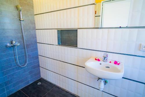 Ванная комната в Cambria Hotel