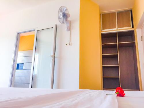 Кровать или кровати в номере Cambria Hotel