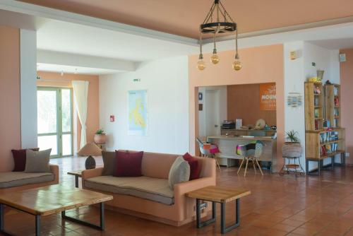 uma sala de estar com um sofá e uma mesa em Mounda Beach Hotel em Skála Kefalonias