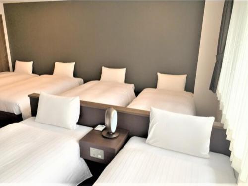 大阪市にあるバンデホテル大阪 - Vacation STAY 98159のベッド3台(白いシーツ、枕付)