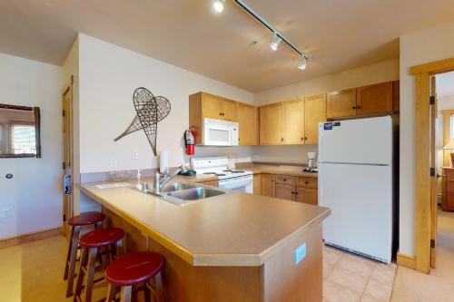 Η κουζίνα ή μικρή κουζίνα στο Copper Springs Lodge 227