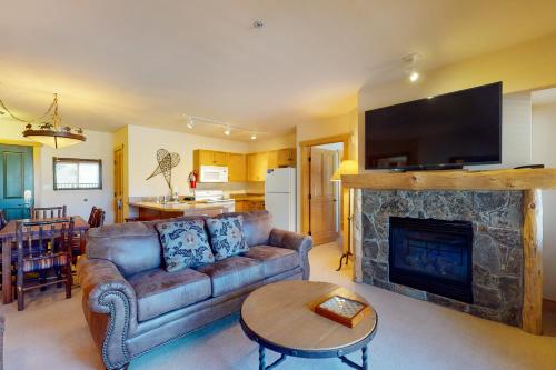 Χώρος καθιστικού στο Copper Springs Lodge 227