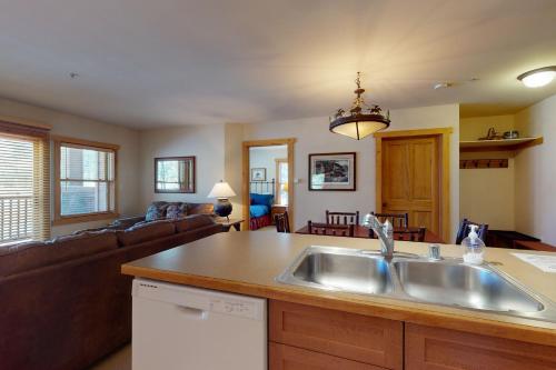 Η κουζίνα ή μικρή κουζίνα στο Copper Springs Lodge 227