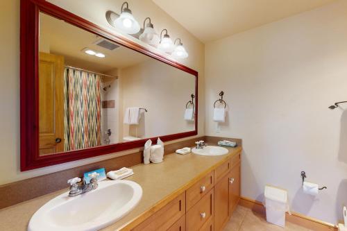 Ένα μπάνιο στο Copper Springs Lodge 227