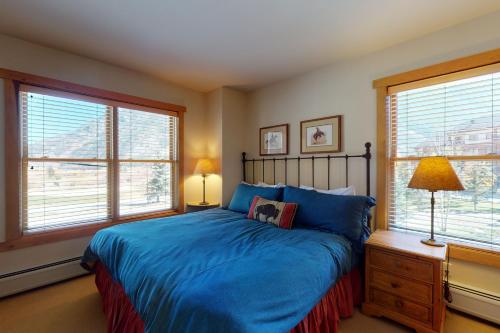 Postel nebo postele na pokoji v ubytování Copper Springs 215
