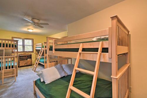 Habitación con 4 literas en una casa en Spacious Lakehouse with Deck, Kayaks, and Dock!, en Cambridge