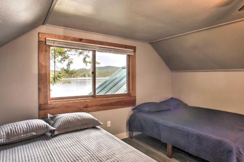 Tempat tidur dalam kamar di Diamond Lake Home with Dock Close to 2 Ski Resorts!