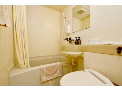 een badkamer met een wit toilet en een wastafel bij Sky Heart Hotel Kawasaki - Vacation STAY 97877 in Kawasaki