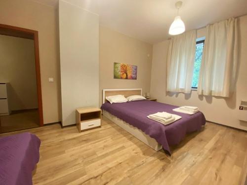 - une chambre avec 2 lits et du parquet dans l'établissement Апартамент ГАЛИ, à Pleven