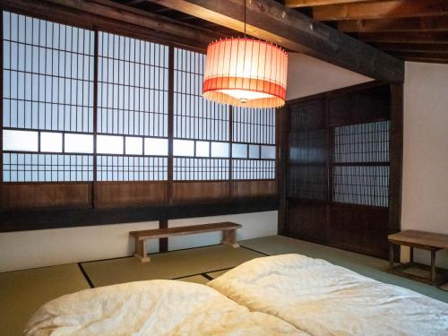 ein Schlafzimmer mit einem Bett und einem großen Fenster in der Unterkunft Tabino Shiori - Vacation STAY 83814 in Takayama