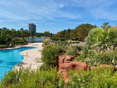Swimming pool sa o malapit sa Ocean View Luxurious Condo-BEST location + balcony