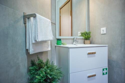 uma casa de banho com um lavatório e um espelho em Trendy Apartments no Funchal