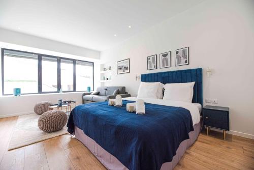 ein Schlafzimmer mit einem großen Bett mit einer blauen Decke in der Unterkunft Luxury Residence - Paris South in Montrouge