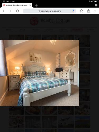 Una cama o camas en una habitación de Rosslyn Cottage