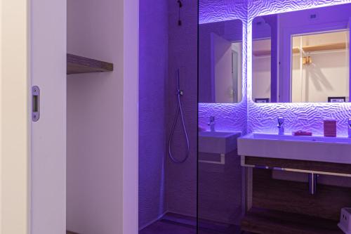 Salle de bains dans l'établissement Suite du Parc & Hotel