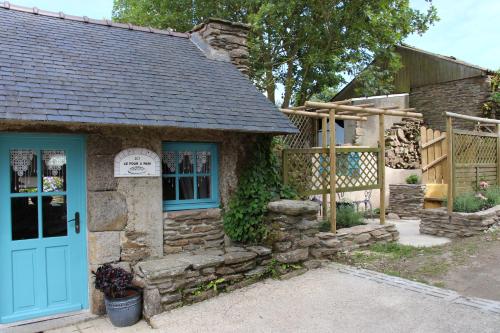 a house with a blue door and a fence at Auberge de Keringar in Le Conquet