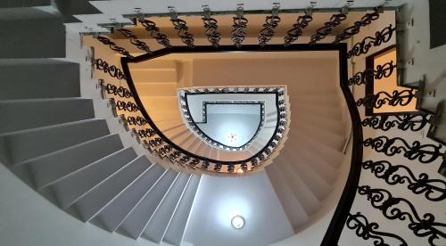 a spiral staircase with a mirror in the middle at Nook Inn & Suites - MG ROAD METRO in Gurgaon