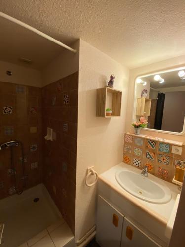 Ένα μπάνιο στο Joli Appartement à 100m de la plage