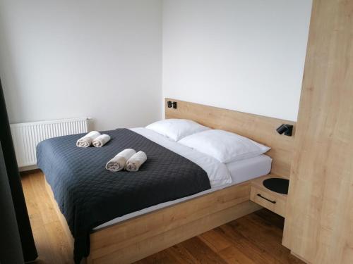 een slaapkamer met een bed met twee handdoeken erop bij Apartmán ANIN in Nový Smokovec
