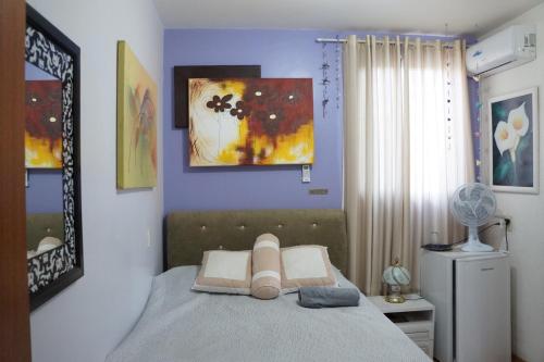 um quarto com uma cama com paredes roxas em SCHUCH - POUSADA em Treze Tílias