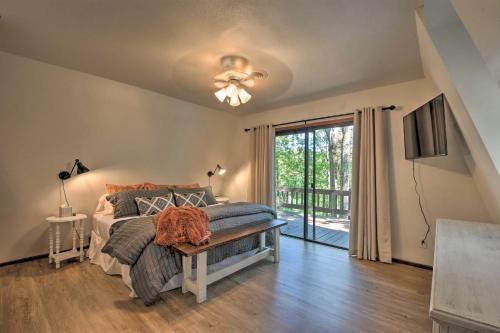 Katil atau katil-katil dalam bilik di Lake Hartwell Home with Dock Less Than 10 Miles to Clemson!