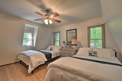 Katil atau katil-katil dalam bilik di Lake Hartwell Home with Dock Less Than 10 Miles to Clemson!