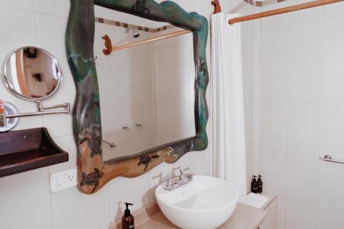 Ванна кімната в Hotel Galapagos Suites B&B