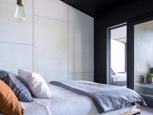 En eller flere senge i et værelse på Black Shack on Hyams Beach