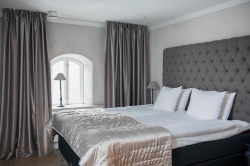 Postel nebo postele na pokoji v ubytování Hotell Slottsbacken