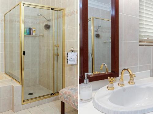 uma casa de banho com um lavatório e um chuveiro em Netley Lodge for 10 Southern Highlands em Fitzroy