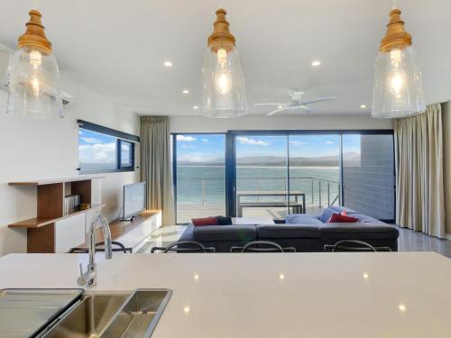 une cuisine et un salon avec vue sur l'océan dans l'établissement Villa Nova Gerroa, à Gerroa